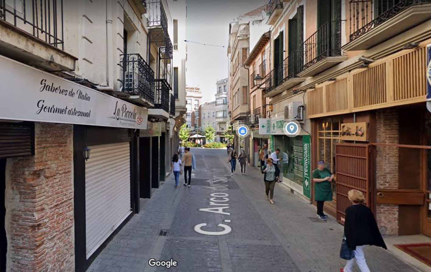 Pelea y joven herido por arma blanca en la calle Arco de San Pedro de Talavera. Foto: Google Maps.