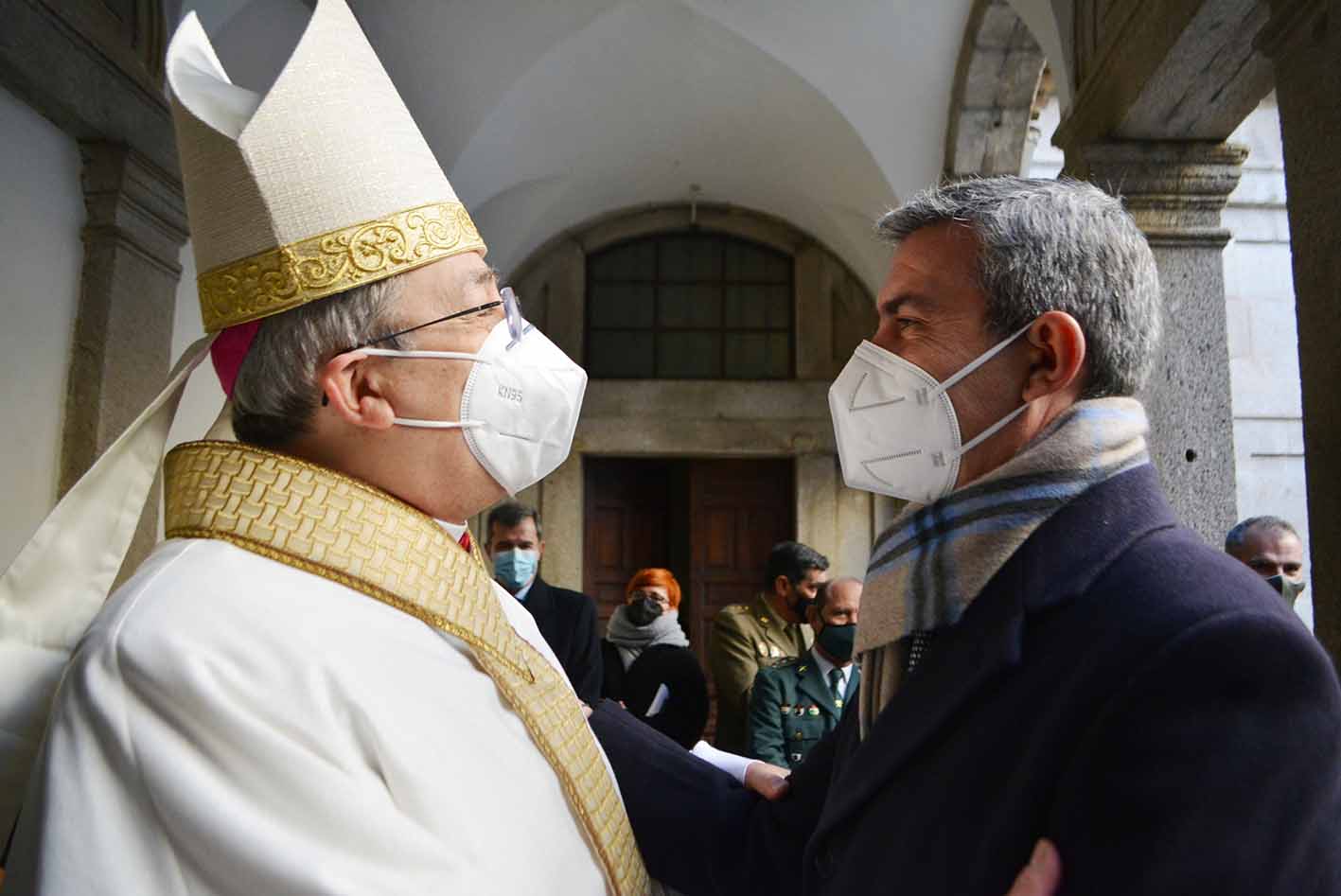 El presidente de la Diputación de Toledo, Álvaro Gutiérrez, saludando a Francisco César García Magán.