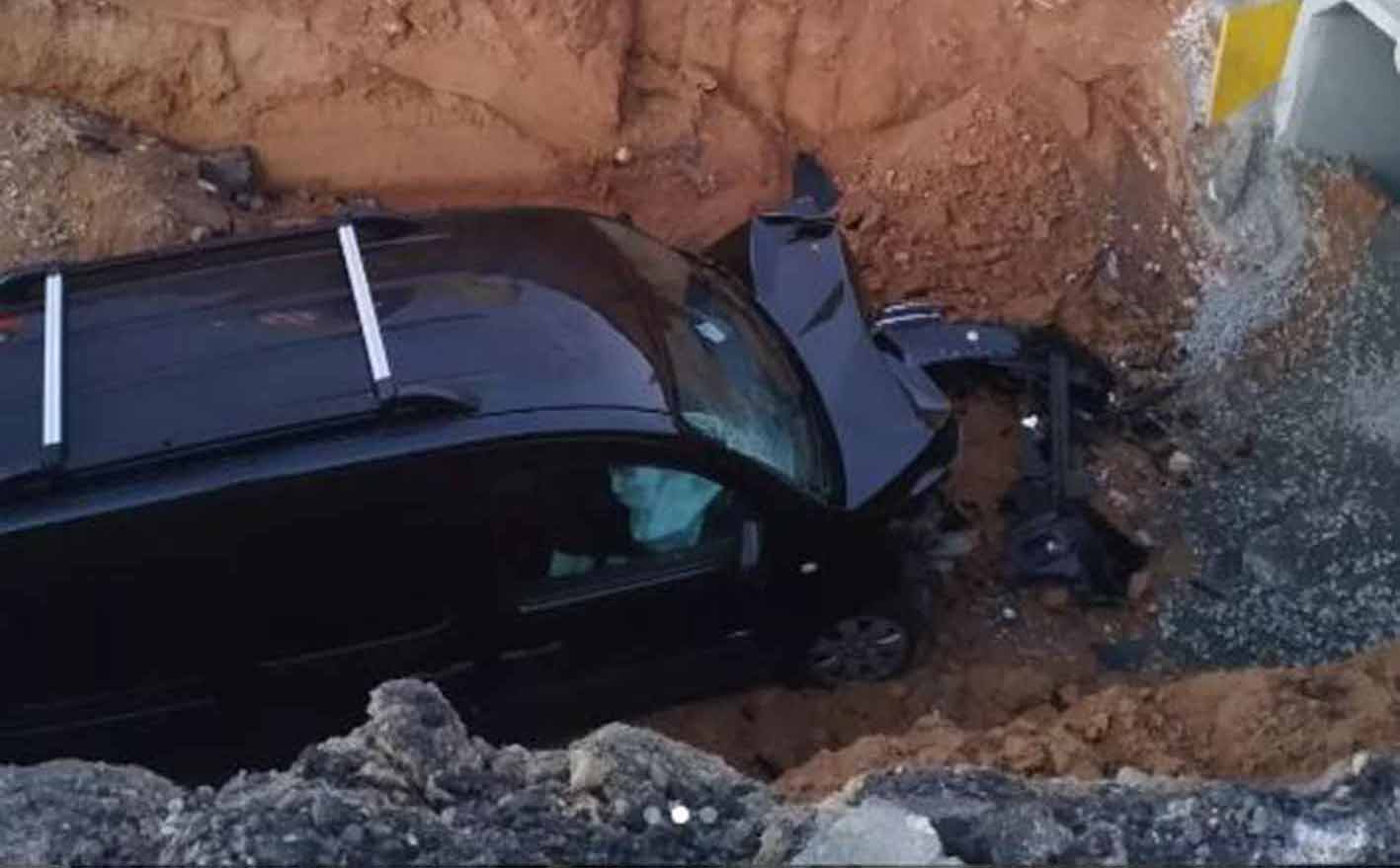Aquí se ve al coche accidentado, que cayó a una zanja de cinco metros en la TO-23 de Toledo. Foto: Bomberos del Ayuntamiento de Toledo.