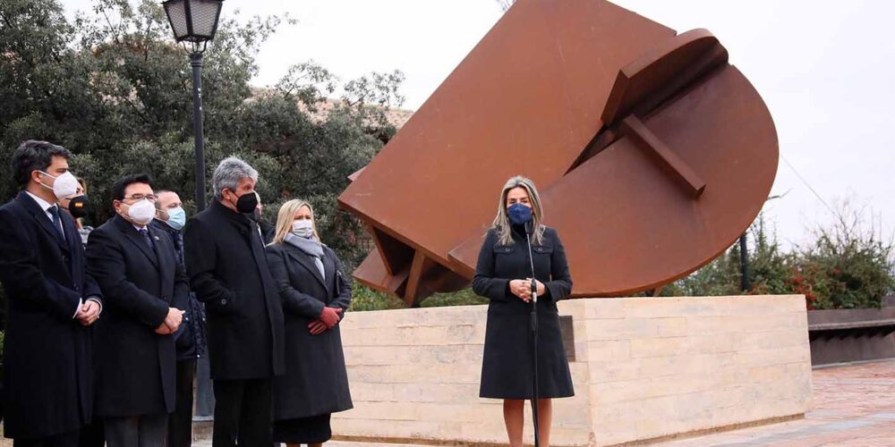 La escultura "Yacente" de Rafael Canogar ya honra en el paseo de Recaredo a los toledanos fallecidos por el Covid.