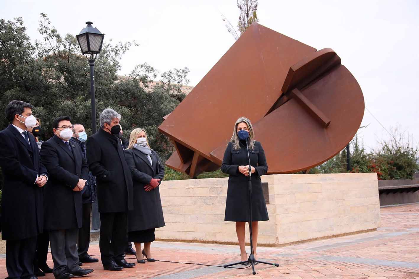 La escultura "Yacente" de Rafael Canogar ya honra en el paseo de Recaredo a los toledanos fallecidos por el Covid.