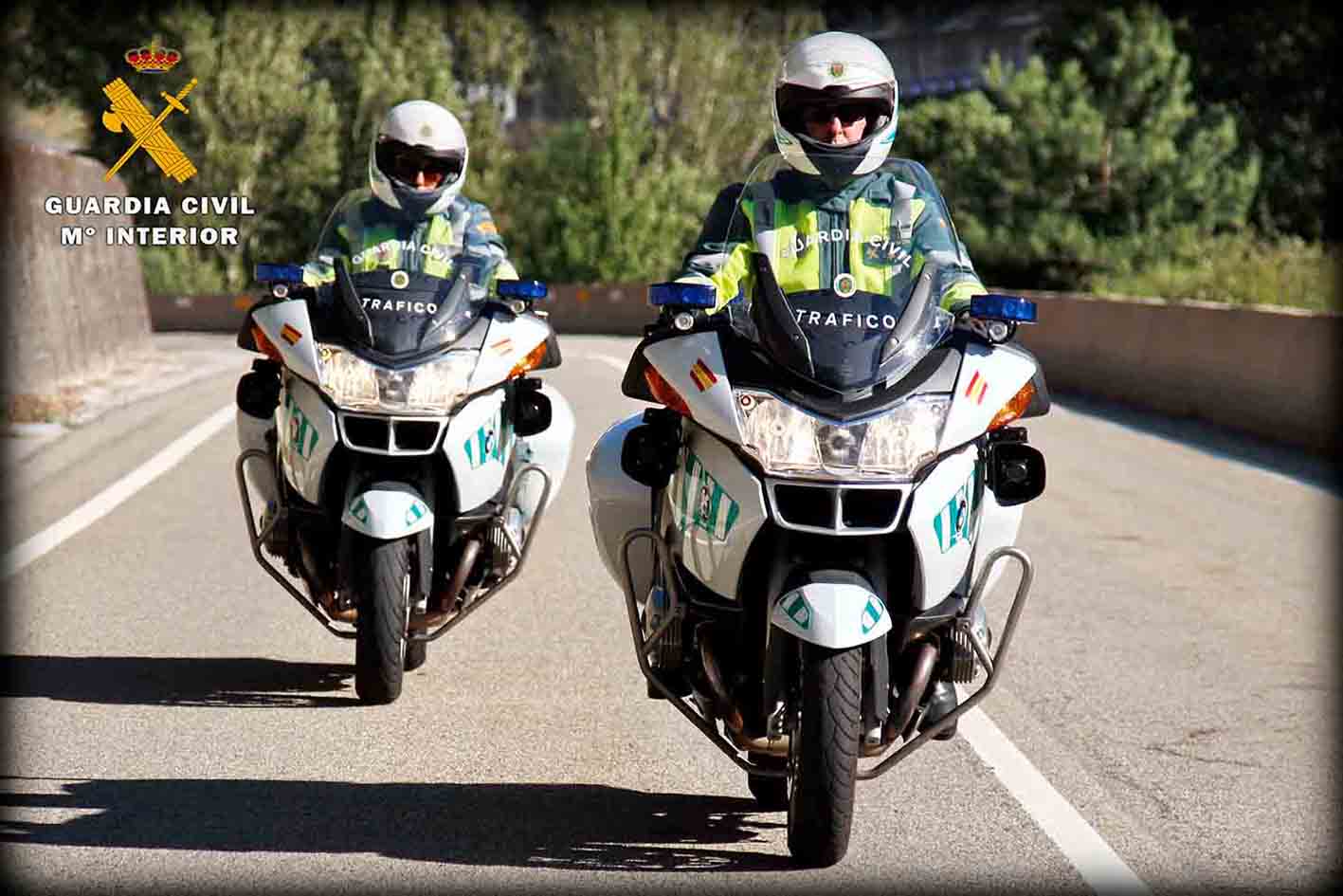 Imagen de dos agentes de la Guardia Civil sobre sus motocicletas.