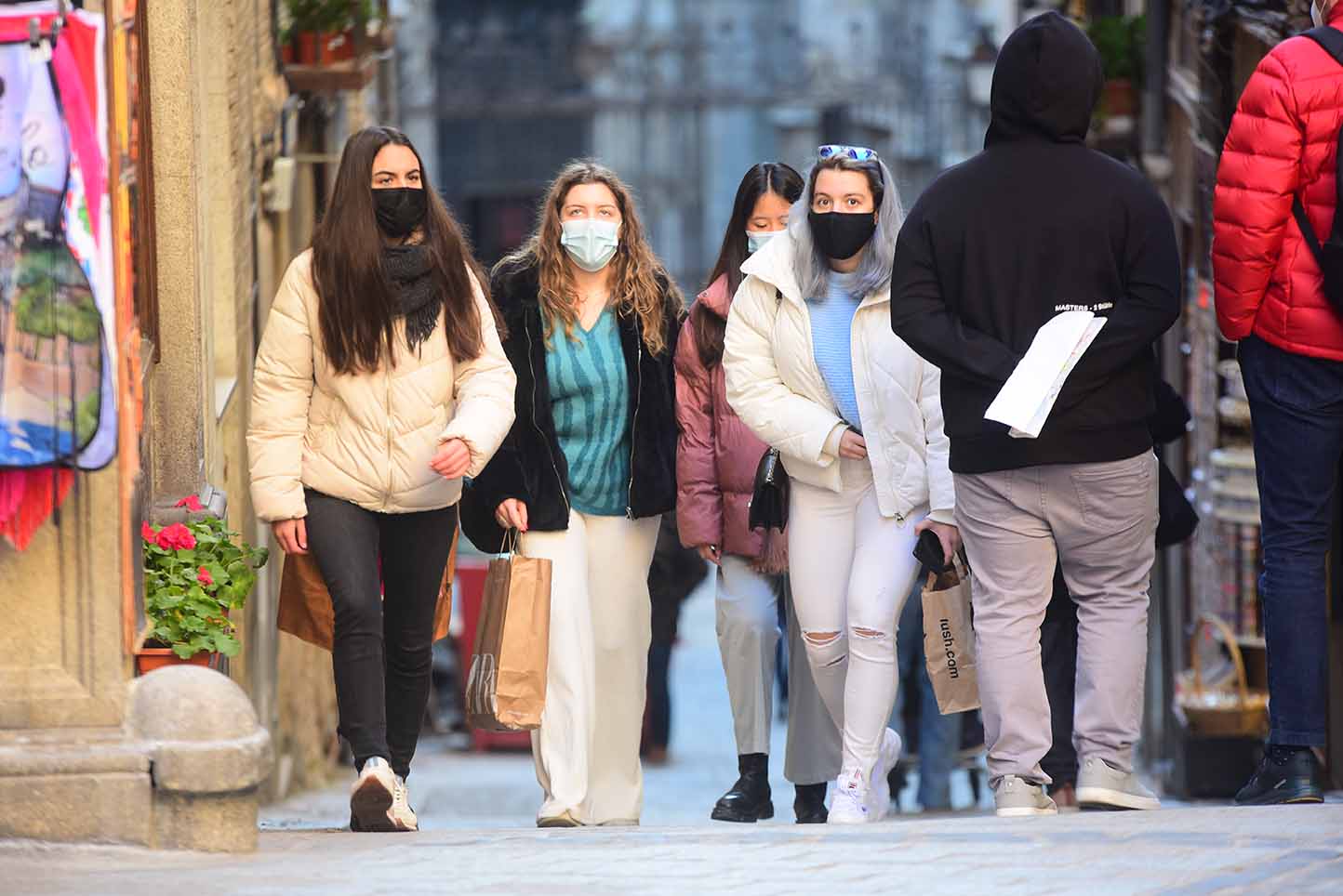 Las mascarillas son todavía obligatorias en exteriores. Foto: Rebeca Arango.