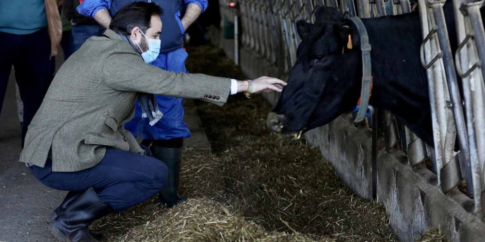 Paco Núñez visitó una granja en Pepino (Toledo).