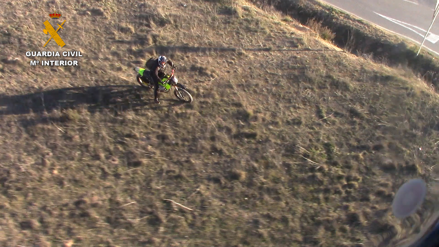 Seguimiento de la motocicleta desde el helicóptero de la Guardia Civil.