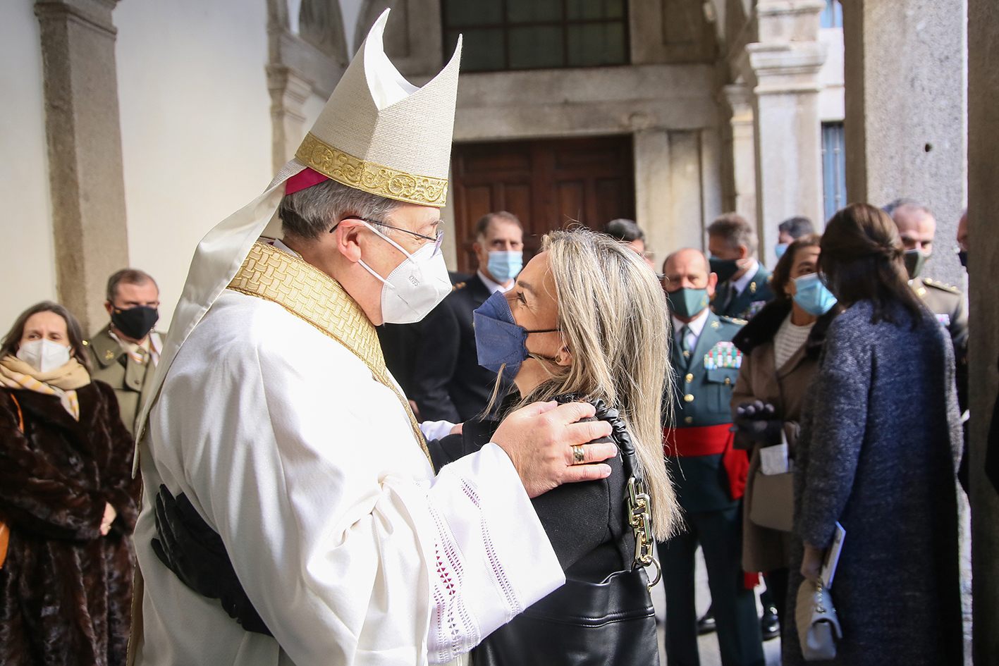 Milagros Tolón, con el nuevo obispo auxiliar.