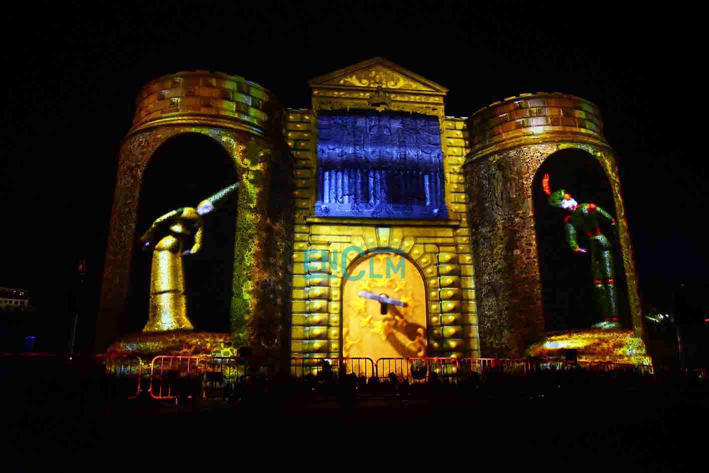 La Puerta de Bisagra, un año más, se convierte en el escenario perfecto para disfrutar del espectáculo de luz y sonido "Toledo tiene estrella". Foto: Rebeca Arango.