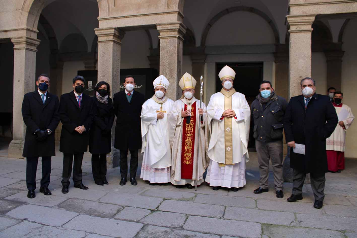 Foto de grupo con el obispo auxiliar de los concejales del PP en Toledo y su presidente provincial, Carlos Velázquez (cuarto por la izquierda).