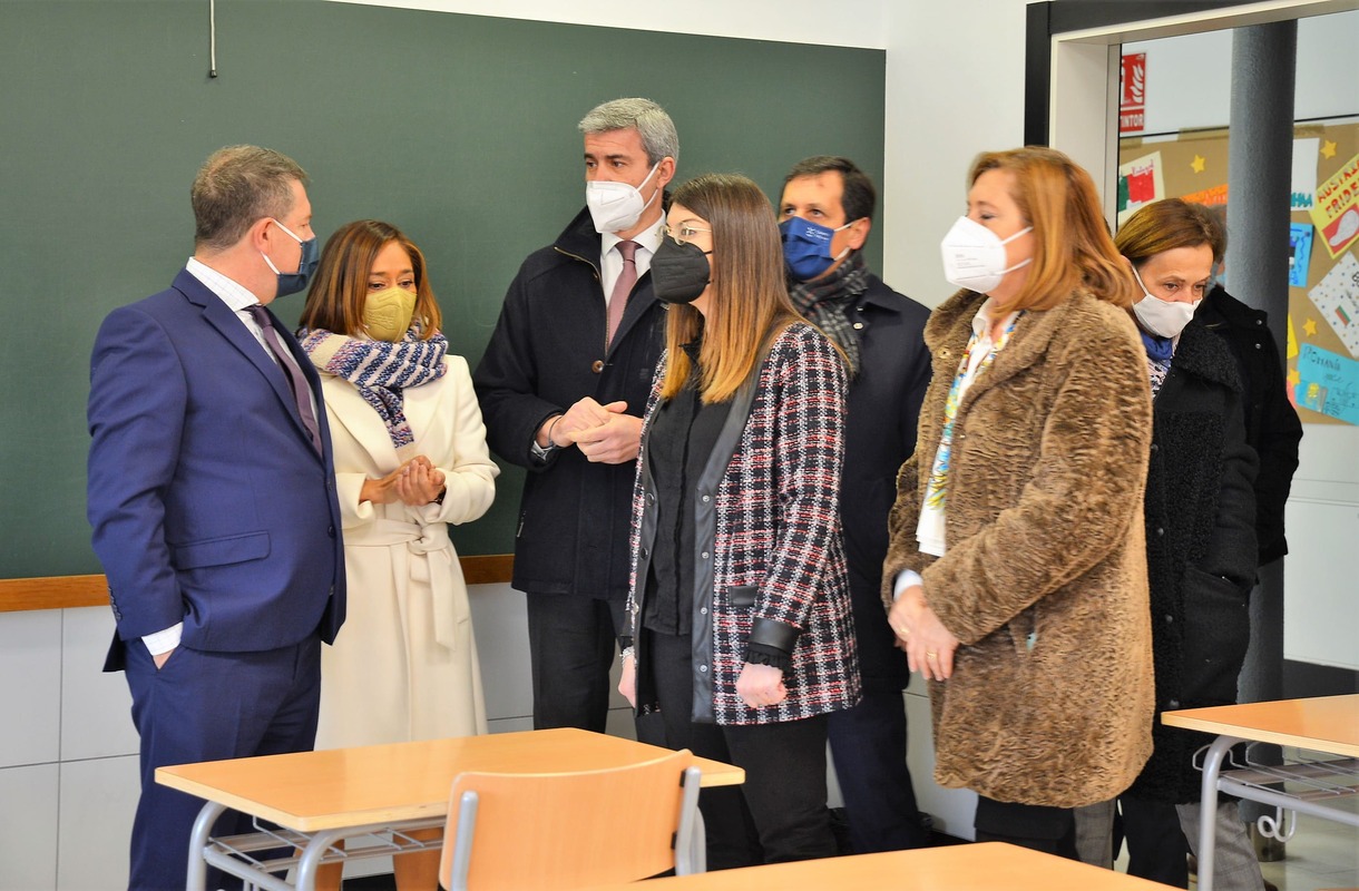 Álvaro Gutiérrez, presidente de la Diputación de Toledo, en su visita con el presidente de la región al nuevo IES de Olías del rey