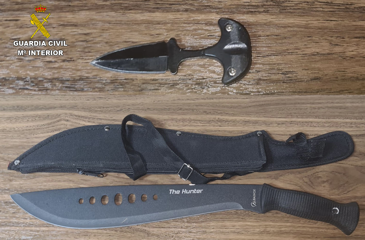 La Guardia Civil incautó un machete de 35 centímetros de hoja, un puñal de nudillo de 5 centímetros de hoja y un cuchillo de cocina.