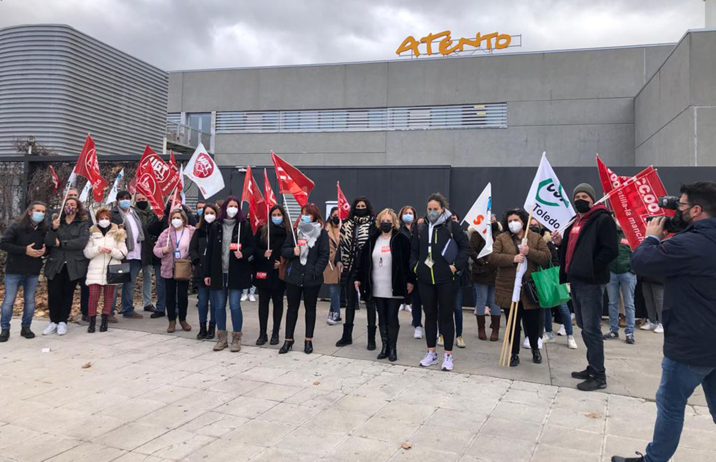 Concentración de los trabajadores de Atento Toledo, esta mañana, delante de la empresa.