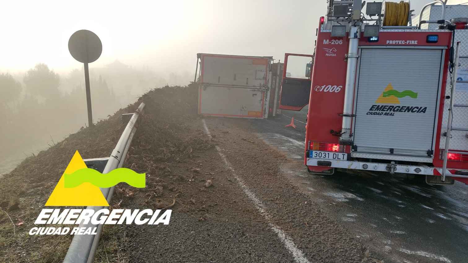 El camión volcado en la A-41, a la altura de Puertollano.