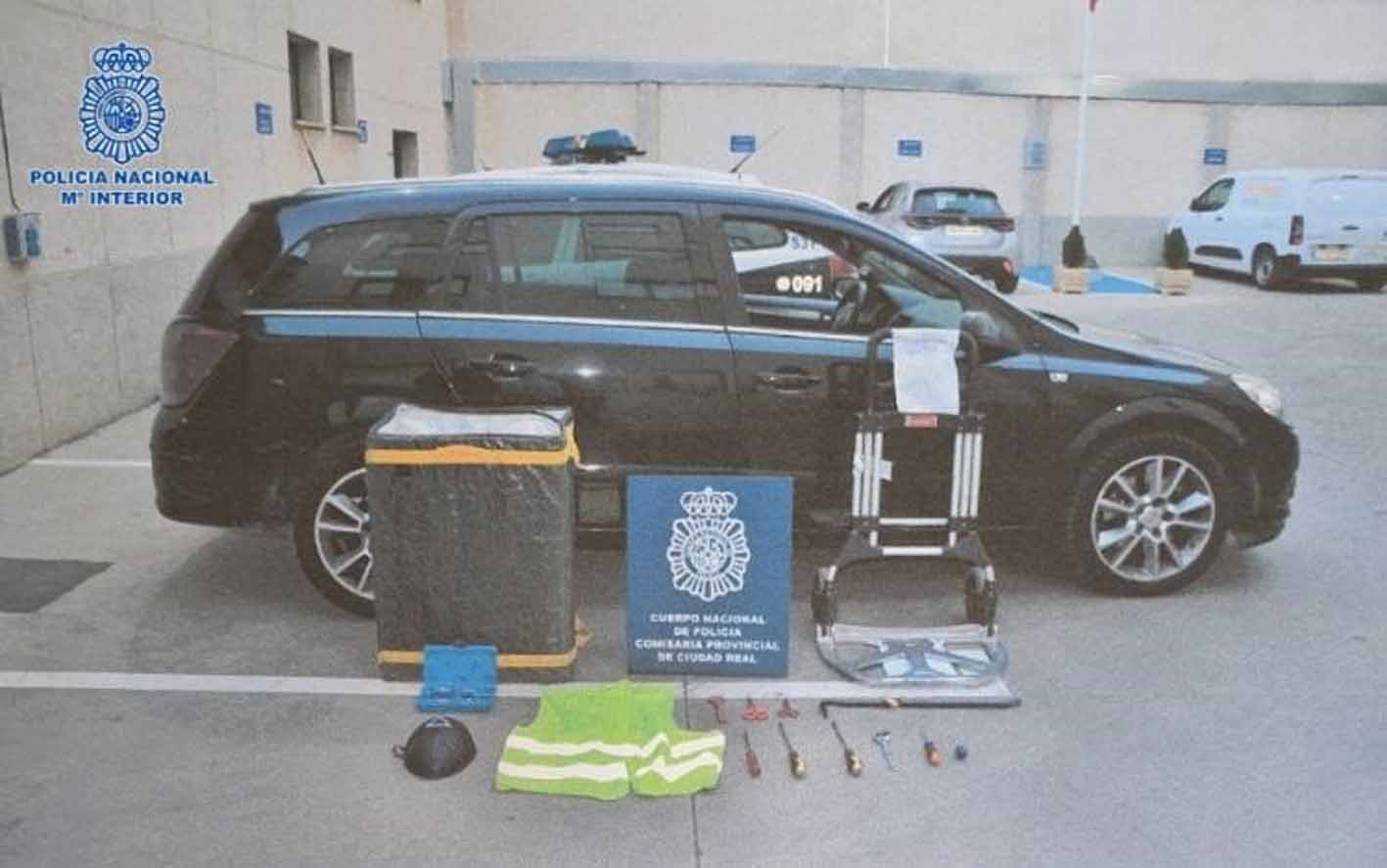 Elementos aprehendidos por la Policía Nacional a los detenidos cuando se disponían a asaltar un furgón.