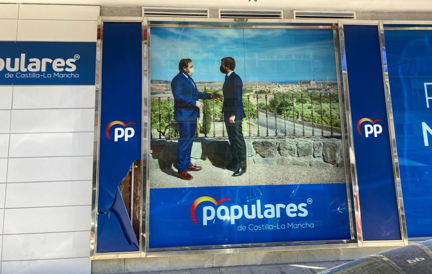 Así ha quedado la fachada de la sede del PP en Toledo.