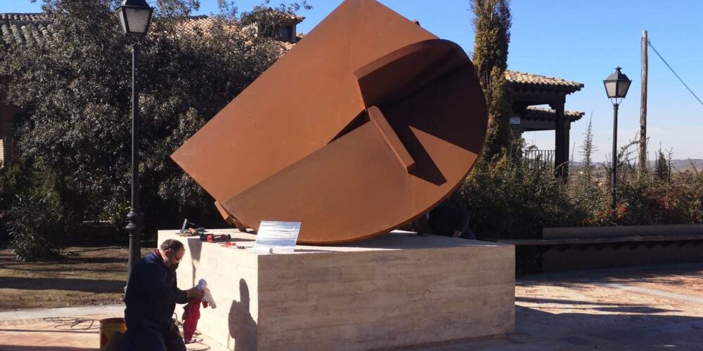 La escultura que Canogar ha cedido a la ciudad de Toledo ya está colocada en el Paseo de Recaredo.