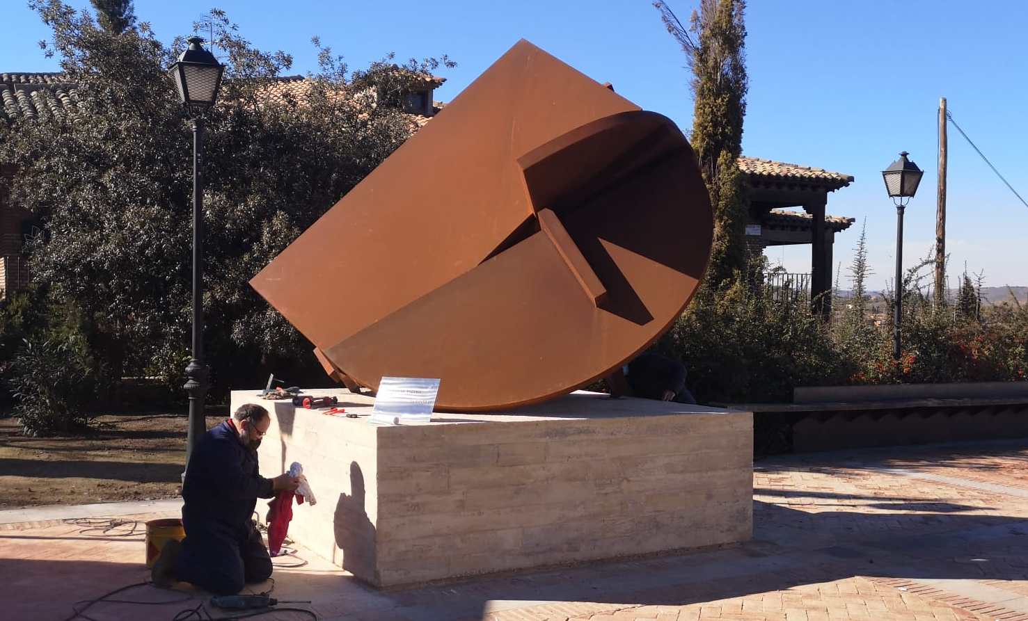 La escultura que Canogar ha cedido a la ciudad de Toledo ya está colocada en el Paseo de Recaredo.