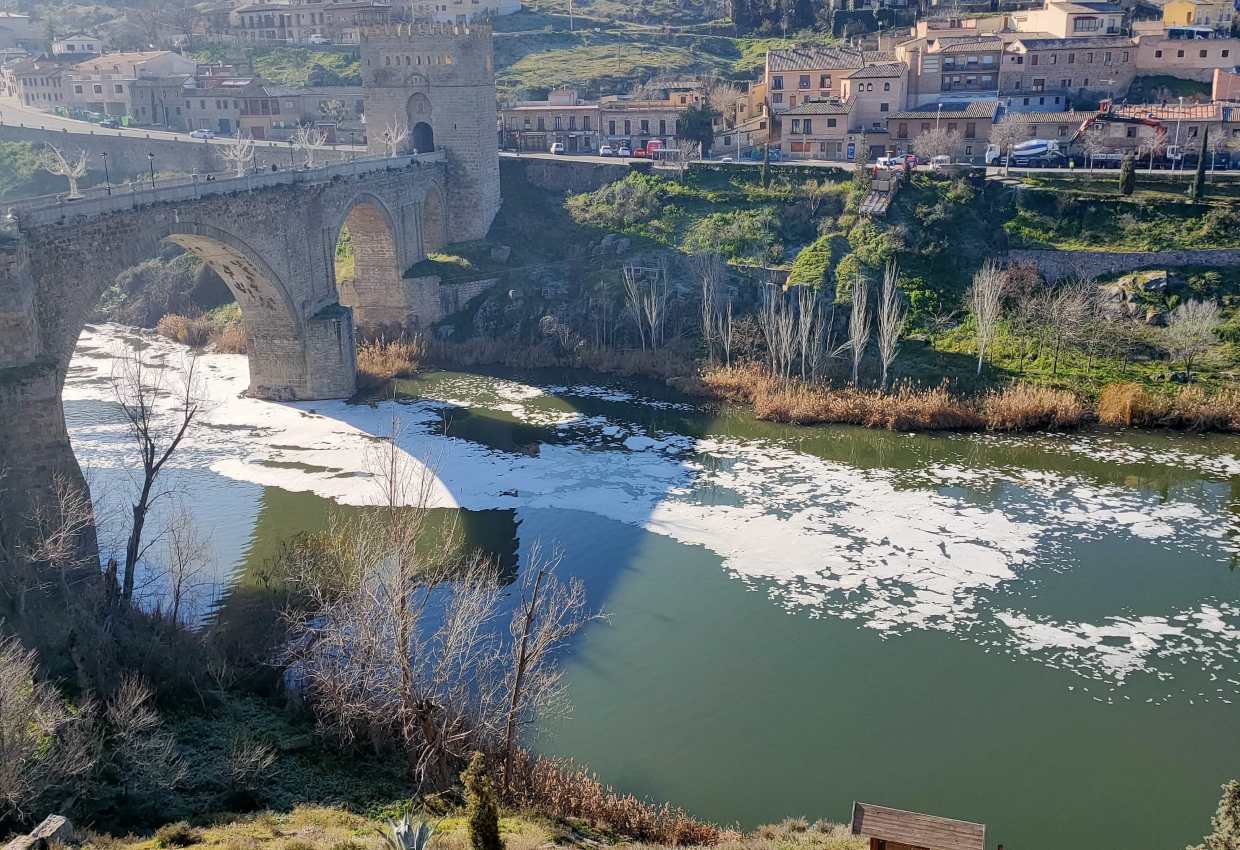 Espumas en el Tajo, a su paso por Toledo, en enero. Foto: David Romero.