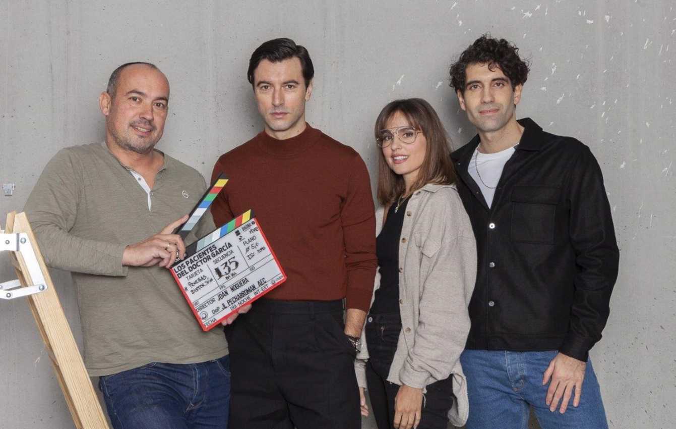 Joan Noguera con Javier Rey, Verónica Echegui y Tamar Novas, director y reparto de "Los pacientes del doctor García".