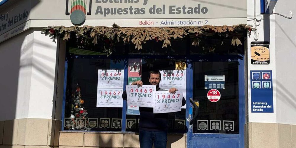 Miguel Bellón posando orgulloso con los dos números premiados.