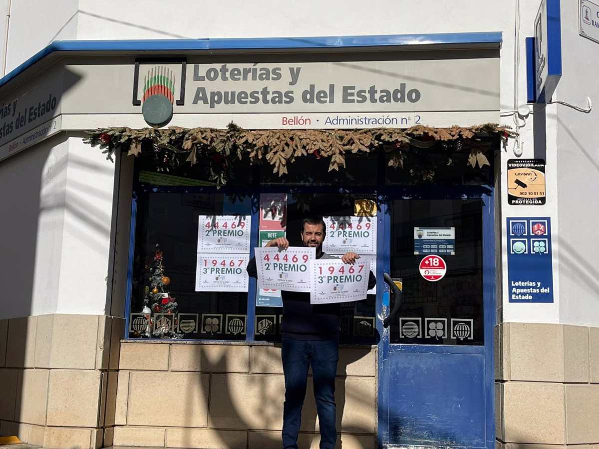 Miguel Bellón posando orgulloso con los dos números premiados.