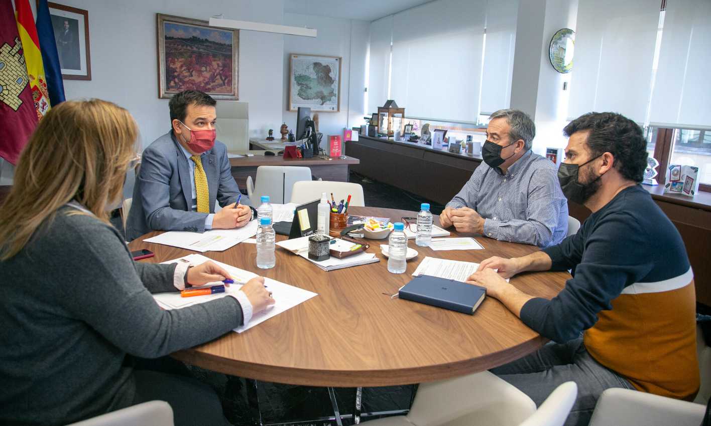 Reunión entre los responsables de la Consejería de Agricultura, Agua y Desarrollo Rural y CCOO CLM Industria.