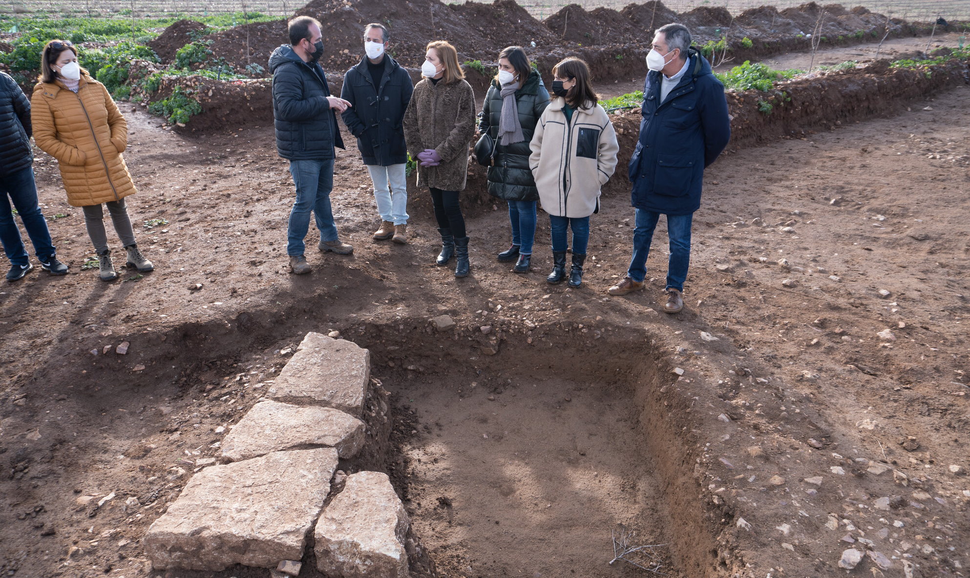 La consejera de Cultura, Rosana Rodríguez, en el centro de la imagen, durante su visita al yacimiento de Alarcos, en la provincia de Ciudad Real.