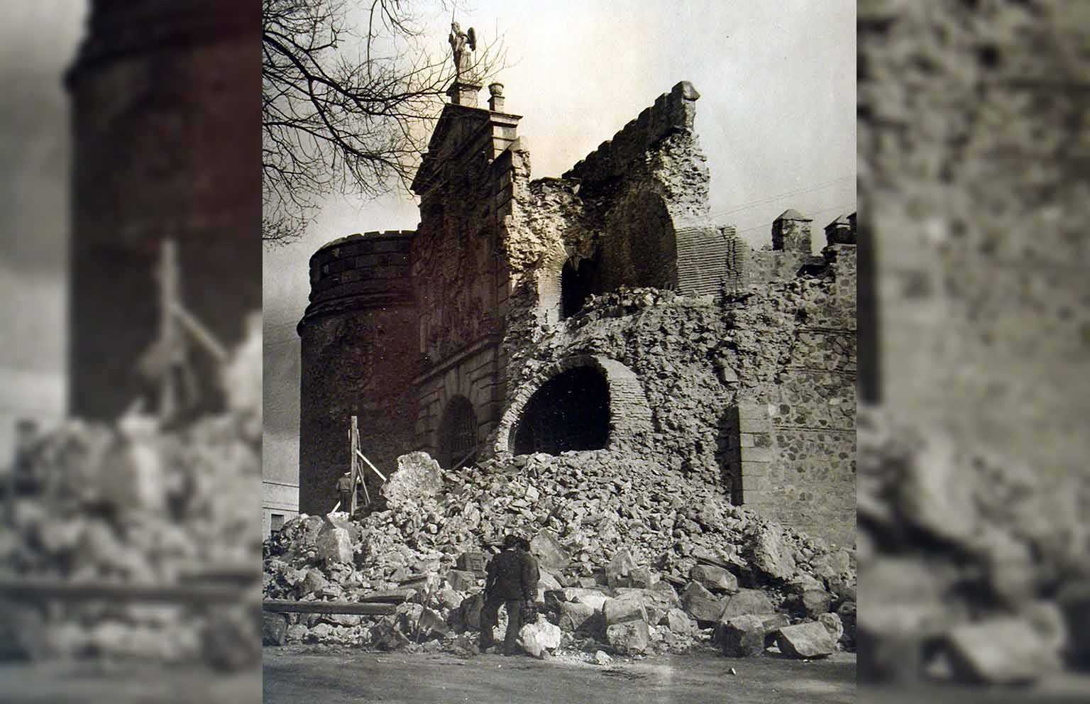 La Puerta de Bisagra tras el derrumbe de 1946. Foto: blog Toledo Olvidado.