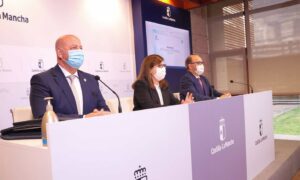 En el centro, la directora general del Sescam.