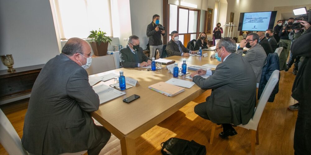 Reunión con los partidos políticos con representación en las Cortes para explicarles la postura del Ejecutivo regional.