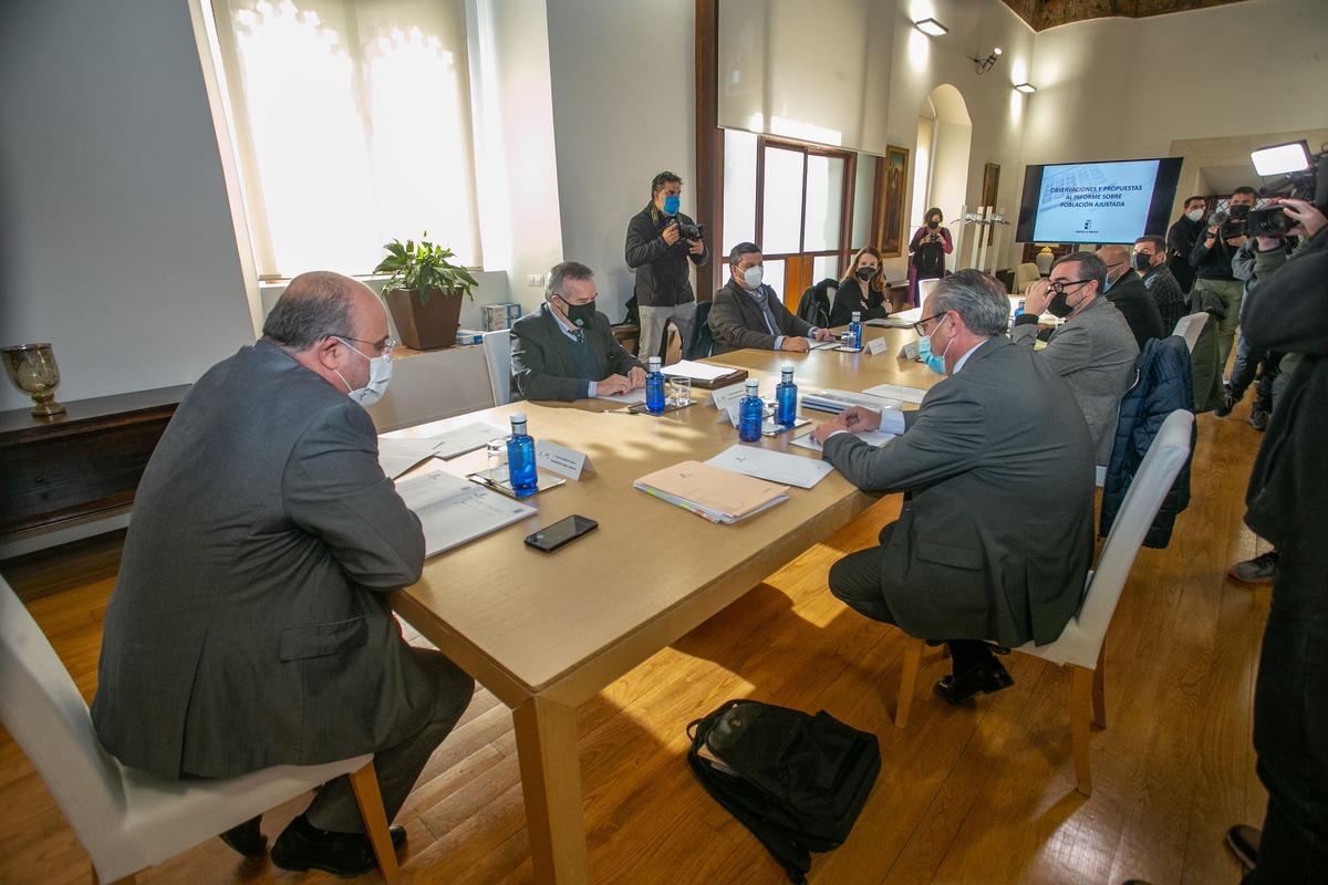 Reunión con los partidos políticos con representación en las Cortes para explicarles la postura del Ejecutivo regional.