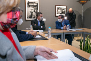 Page, presidente de CLM, y Muñiz, alcalde de Puertollano, durante la reunión de esta mañana.