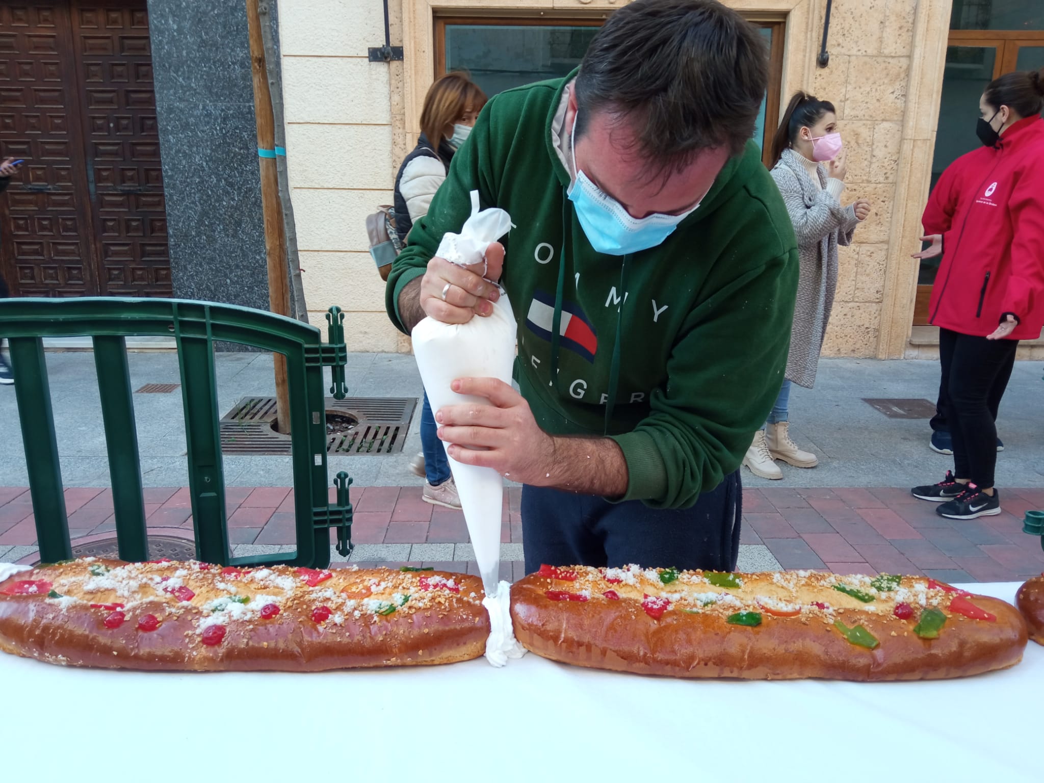 Un mega roscón y más de medio millar de porciones 