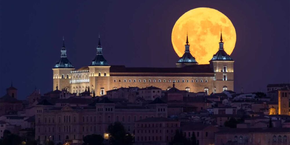 La superluna "se posa" sobre el Alcázar de Toledo. Foto: Ricardo MzF Photography.