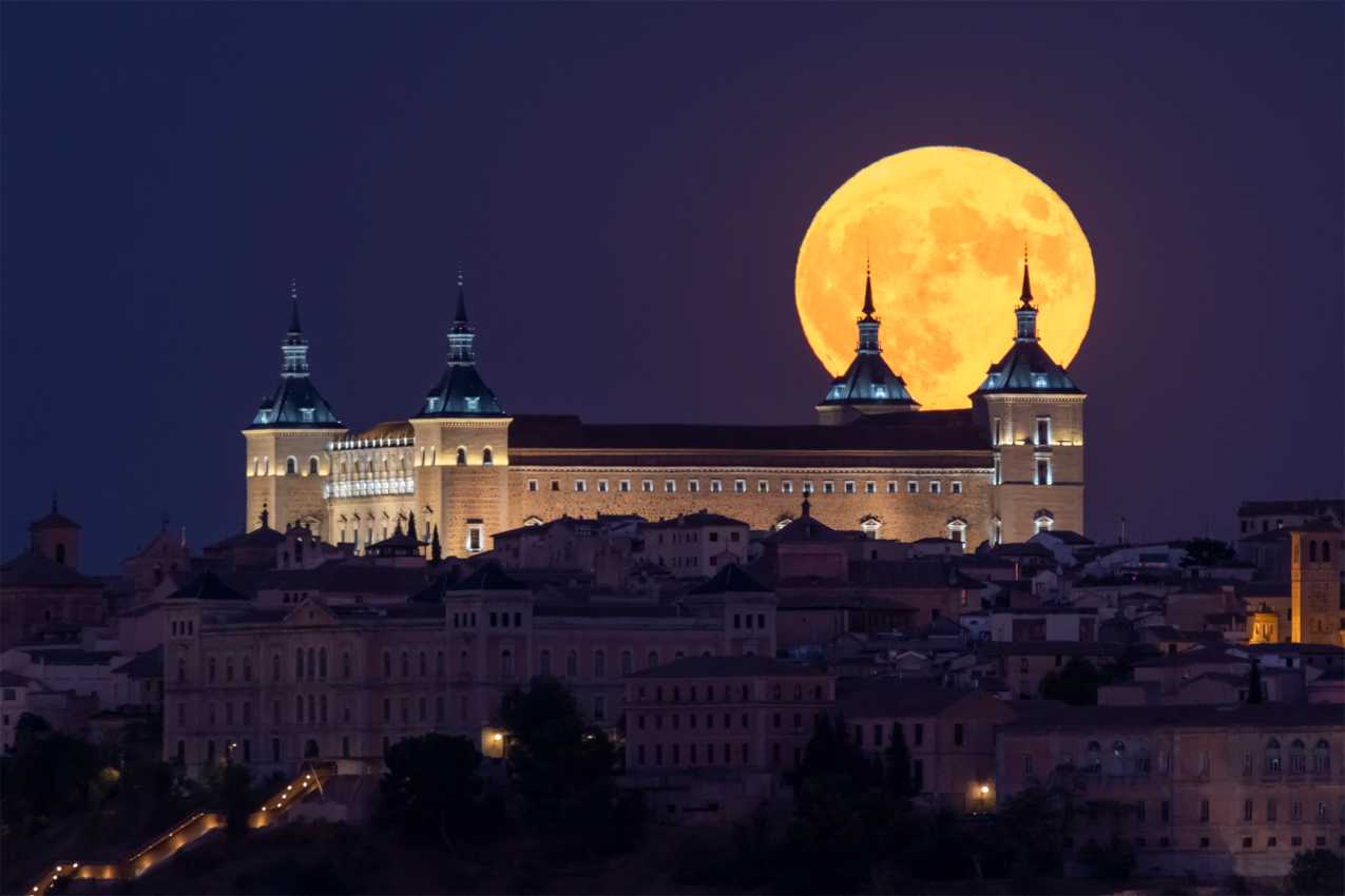 La superluna "se posa" sobre el Alcázar de Toledo. Foto: Ricardo MzF Photography.