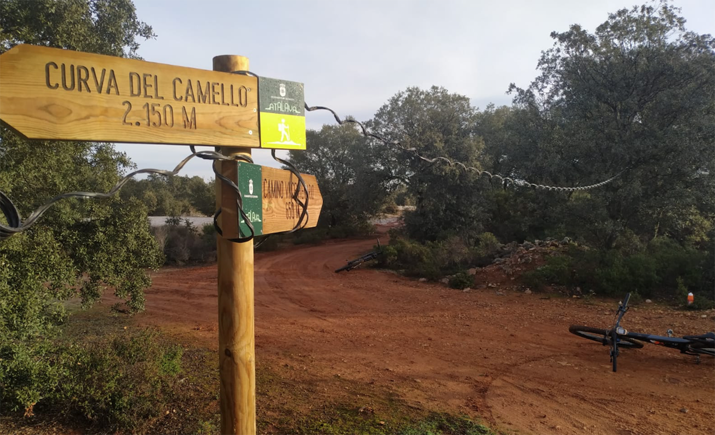 ¡Qué barbaridad! Miren dónde está puesto el cable, una trampa mortal.