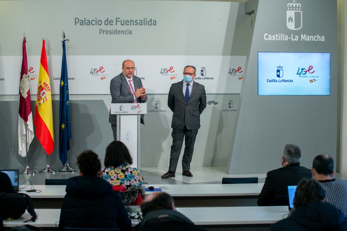 El vicepresidente de Castilla-La Mancha, José Luis Martínez Guijarro, y el consejero de Hacienda y Administraciones Públicas, Juan Alfonso Ruiz Molina.