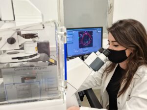 Verónica Astillero en el microscopio.