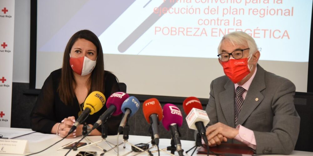 Bárbara Torijano, consejera de Bienestar Social junto a Jesús Esteban, presidente de Cruz Roja CLM, firmando el nuevo convenio.