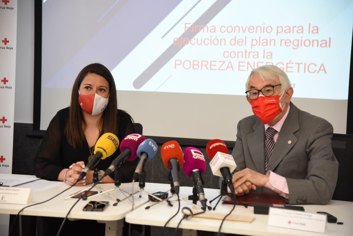 Bárbara Torijano, consejera de Bienestar Social junto a Jesús Esteban, presidente de Cruz Roja CLM, firmando el nuevo convenio.
