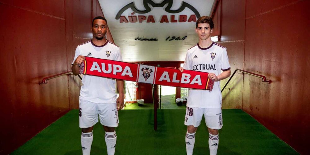 Kawaya (izquierda) y Rodríguez, posando en su presentación como nuevos jugadores del Albacete. Foto: Albacete Balompié.