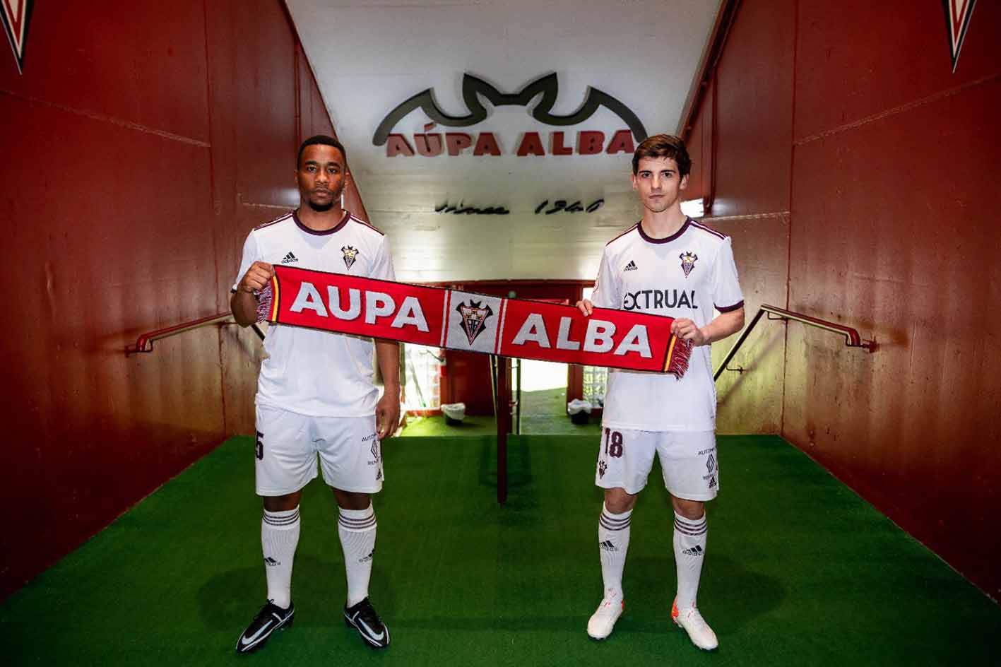 Kawaya (izquierda) y Rodríguez, posando en su presentación como nuevos jugadores del Albacete. Foto: Albacete Balompié.