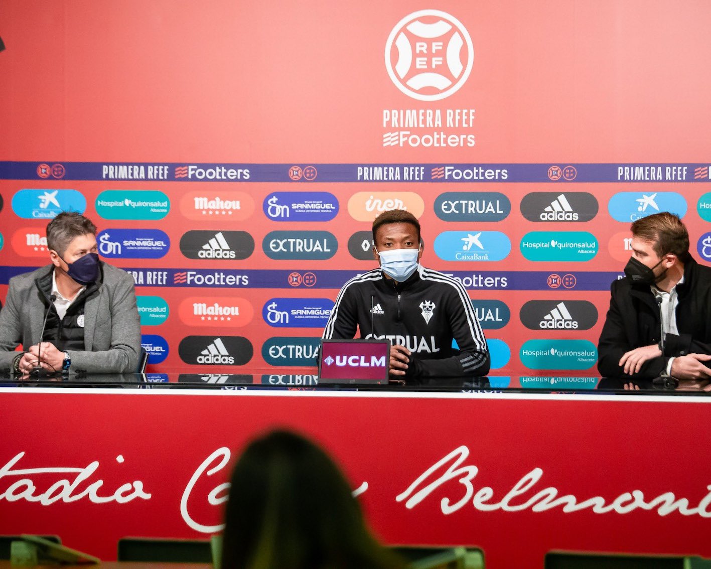 Alfonso Serrano, director deportivo del Albacete, es el primero por la izquierda.