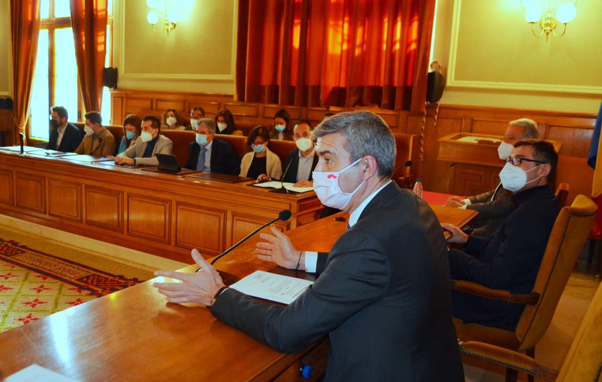 Álvaro Gutiérrez, presidente de la diputación de Toledo en el pleno de este martes, 22 de febrero.