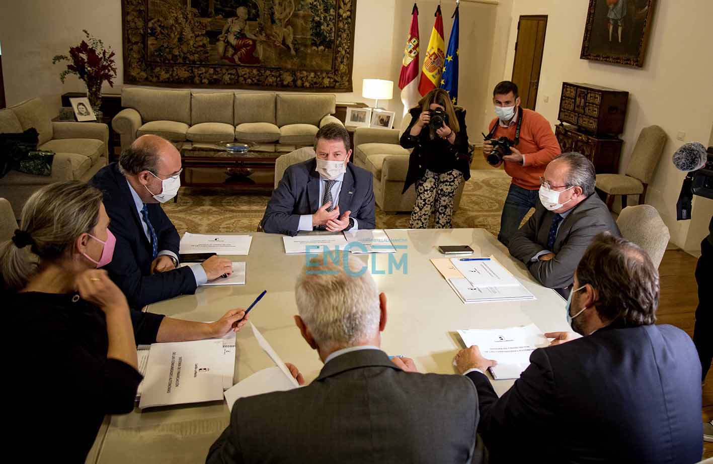 Reunión entre responsables del Gobierno regional y del PP de CLM. Foto: Rebeca Arango.