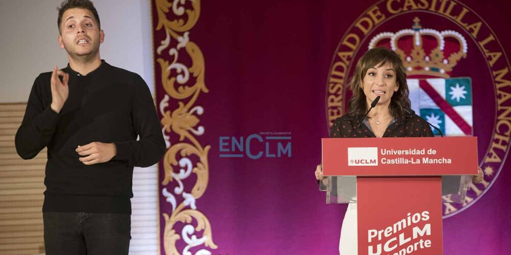 Sandra Sánchez, durante su intervención en la I Gala de los Premios UCLM al Deporte 2021. Foto: Rebeca Arango.