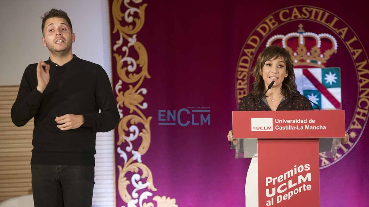 Sandra Sánchez, durante su intervención en la I Gala de los Premios UCLM al Deporte 2021. Foto: Rebeca Arango.
