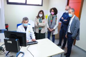 Regina Leal, que visitó el centro de salud de Buenavista, informó de que las enfermeras podrán recetar medicamentos.