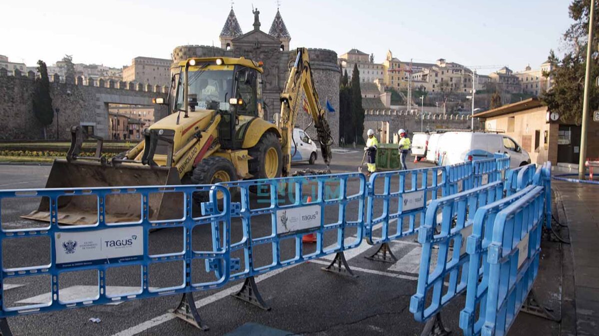 La rotura de la avería ha ocurrido en la rotonda de la Puerta de Bisagra. Foto: Rebeca Arango.