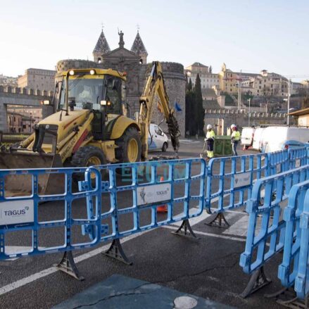 La rotura de la avería ha ocurrido en la rotonda de la Puerta de Bisagra. Foto: Rebeca Arango.