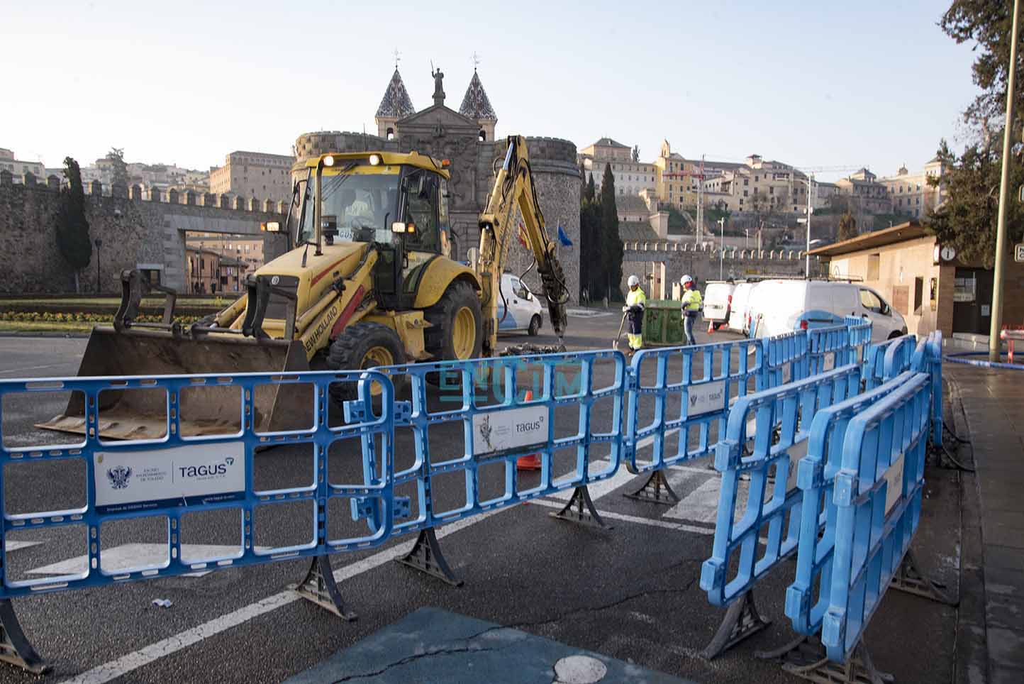 La rotura de la avería ha ocurrido en la rotonda de la Puerta de Bisagra. Foto: Rebeca Arango.